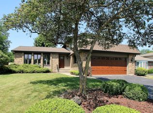 830 Kings Point Dr E, Addison, IL 60101