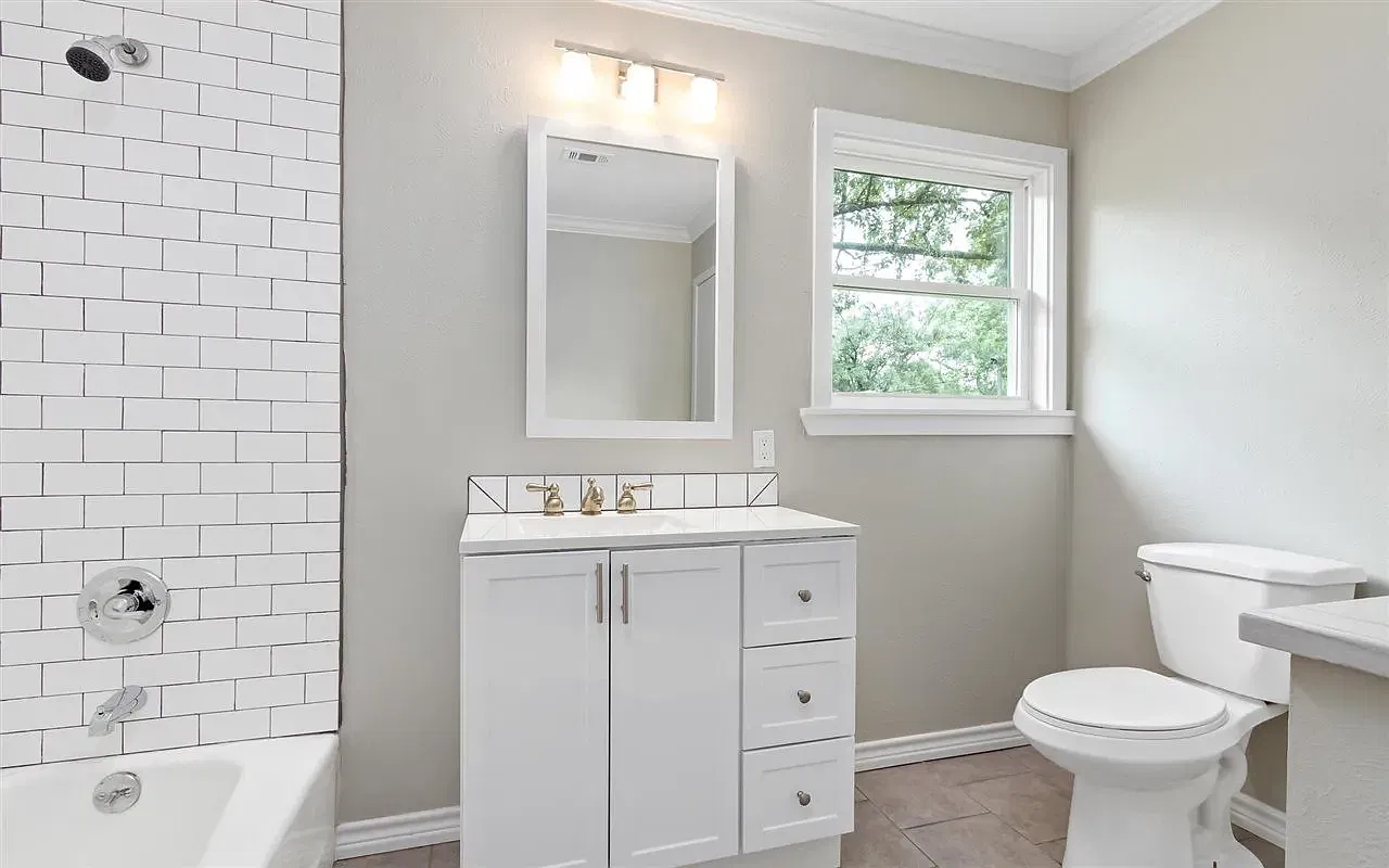 4 bed, 2458 sqft, $2,500 — Photo 3