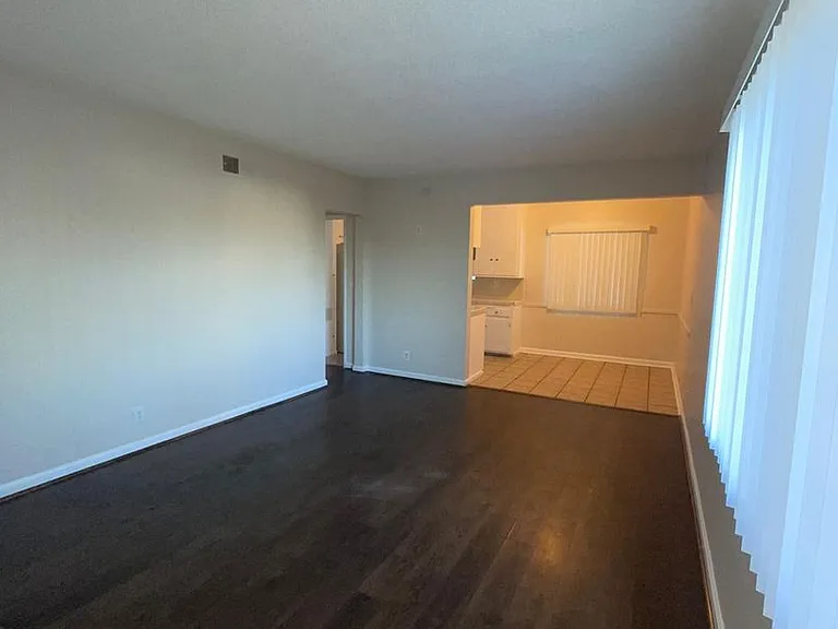 11185 Carson Dr — Photo 2