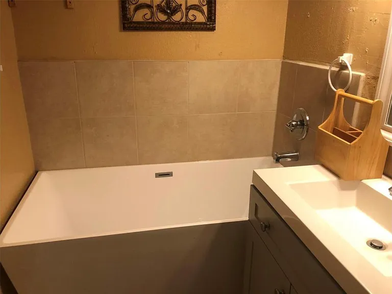 216 W G St — Photo 13