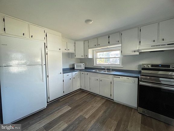 3rd image of 307 Dock St