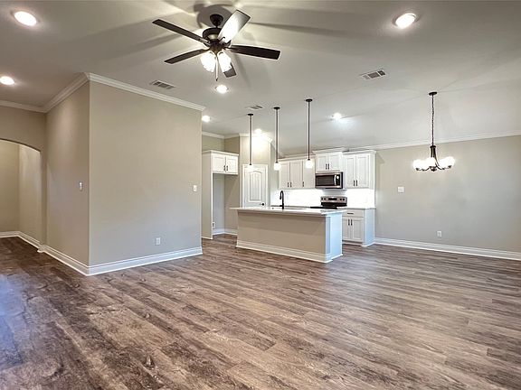 3rd image of 604 Moseley Ln