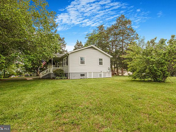 3rd image of 9576 Deer Hollow Ln