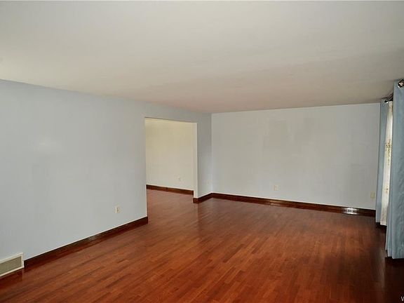 5th image of 45 Oakridge Dr