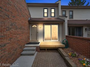 418 Willow Grove Ln, Rochester, MI 48307