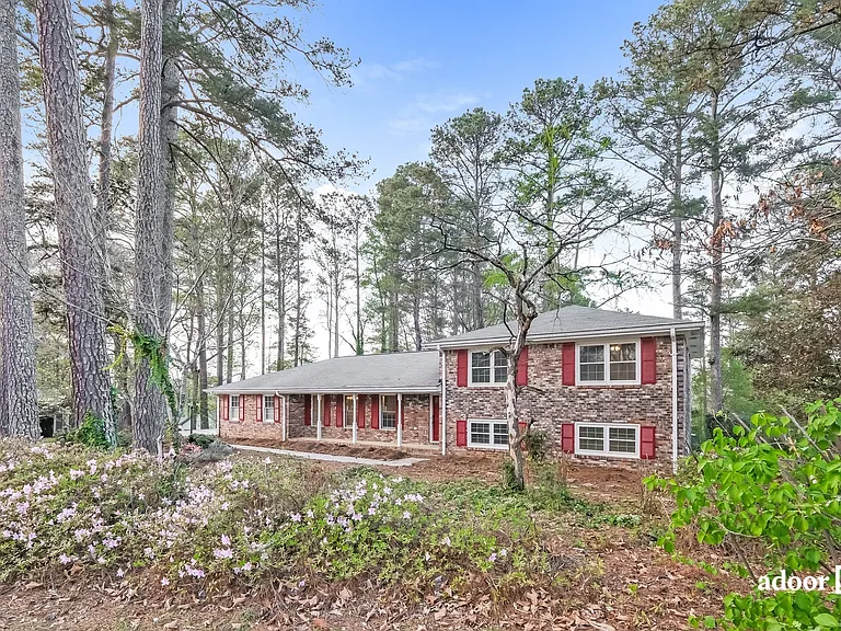 704 Clubhouse Dr SE — Photo 3