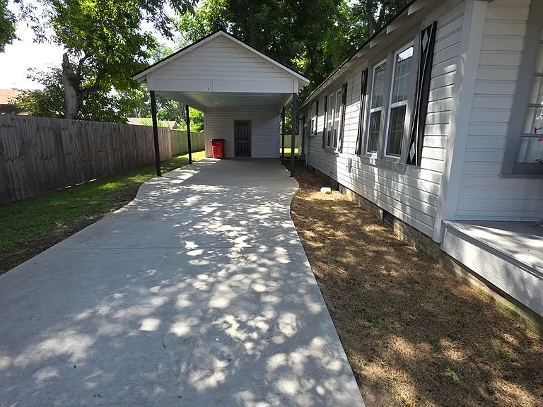 105 Pecan St — Photo 21