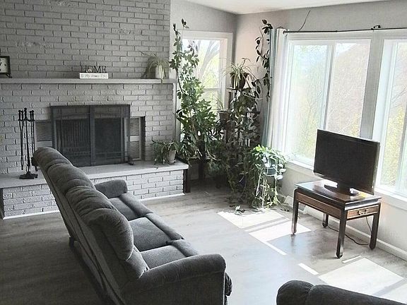 4th image of 1596 Highwood Dr