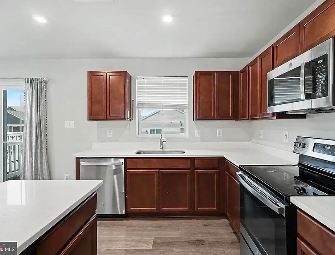 3 bed, 2.5 bath, 1572 sqft, $2,500 — Photo 3