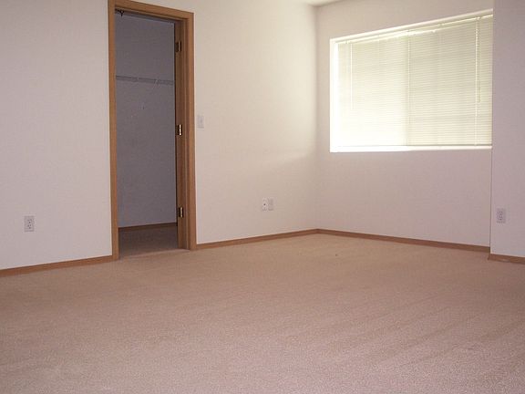 Mstr bdrm w/bath & walk-in closet