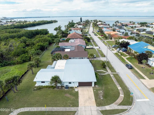 302 Kent Dr, Cocoa Beach, FL 32931