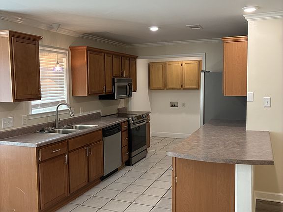 2nd image of 1041 Hubbard St