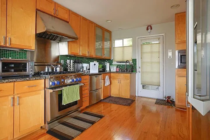 68 Saturn St — Photo 2