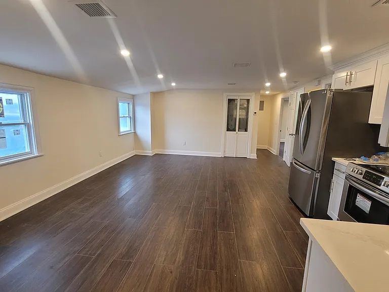568 Gardiners Ave #2 — Photo 8