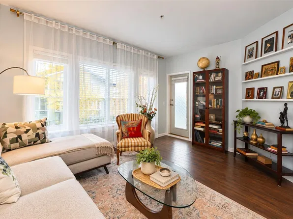 360 Goldstream Ave #104, Colwood, BC V9B 2W3