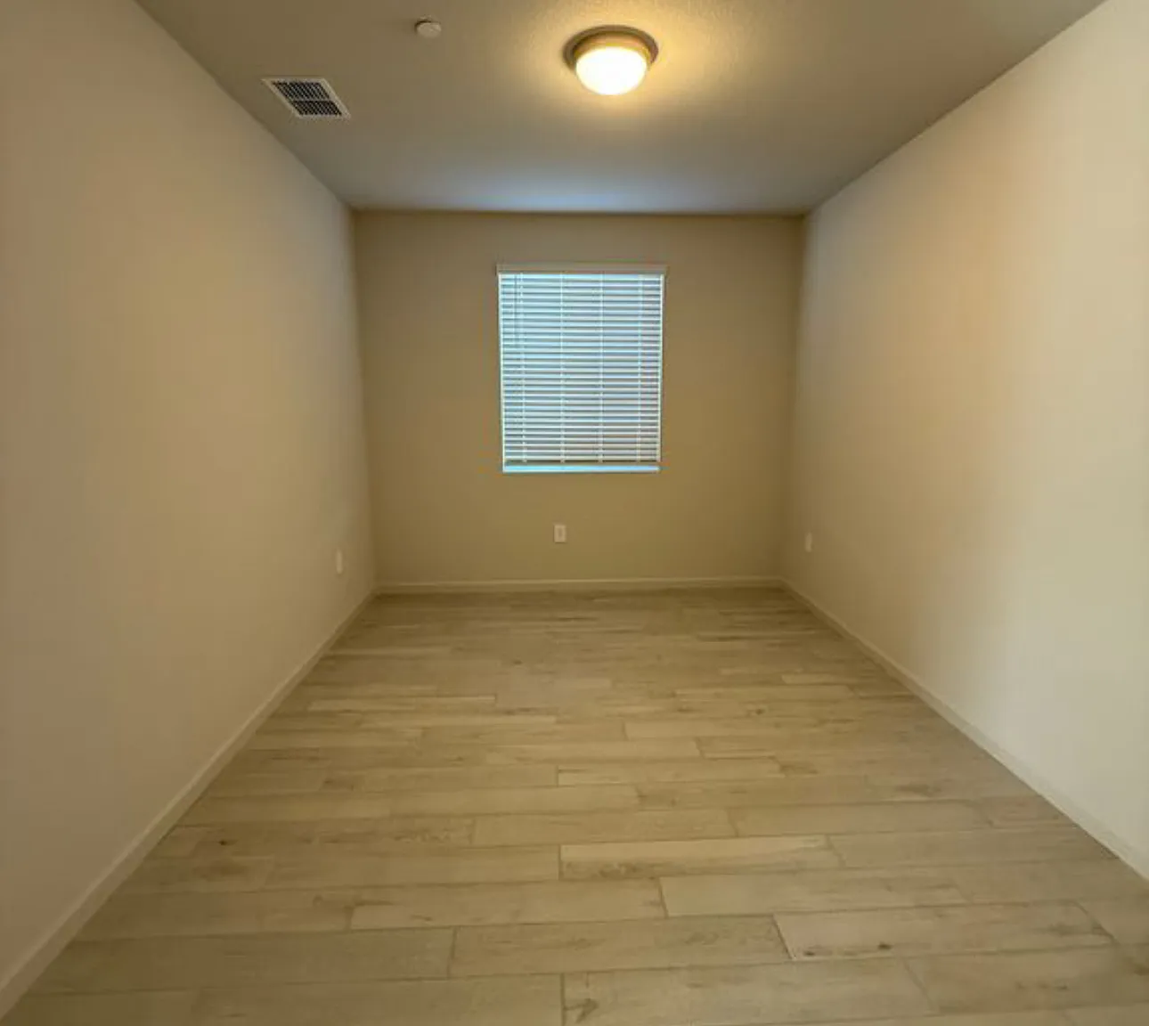 5 bed, 2940 sqft, $3,495 — Photo 3