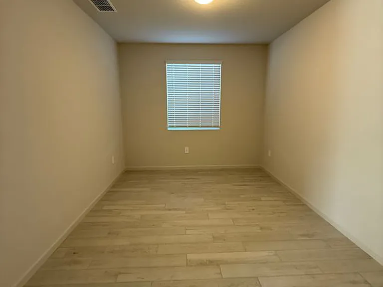 1723 Skagway Ave — Photo 3