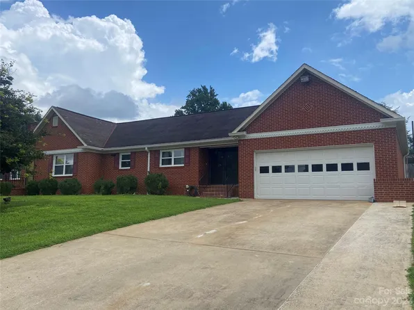 106 N Matthews St, Morganton, NC 28655