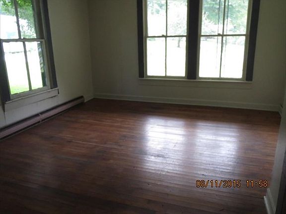5th image of 220 Douglas Dr