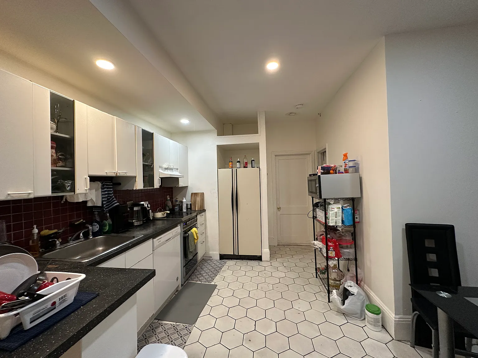3 bed, 850 sqft, $3,300 — Photo 1