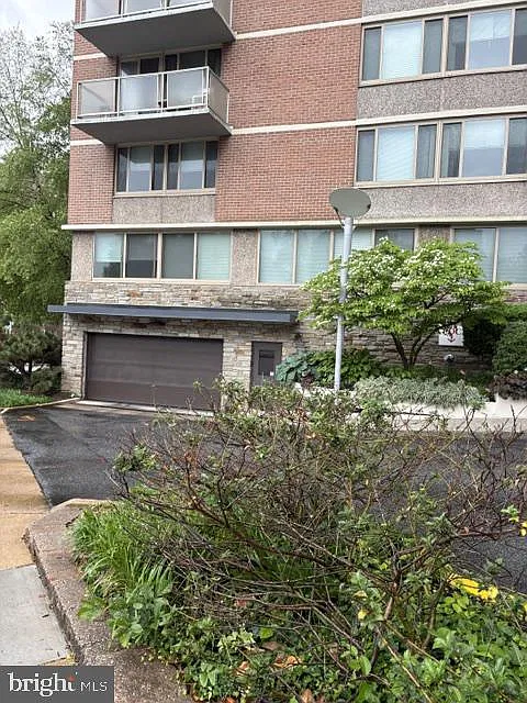 1 E University Pkwy — Photo 2