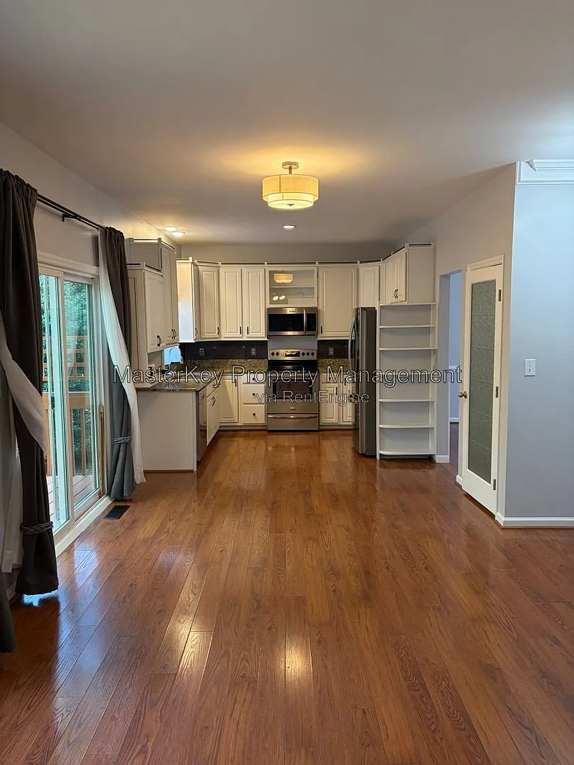 4 bed, 2.5 bath, 1796 sqft, $2,395 — Photo 3