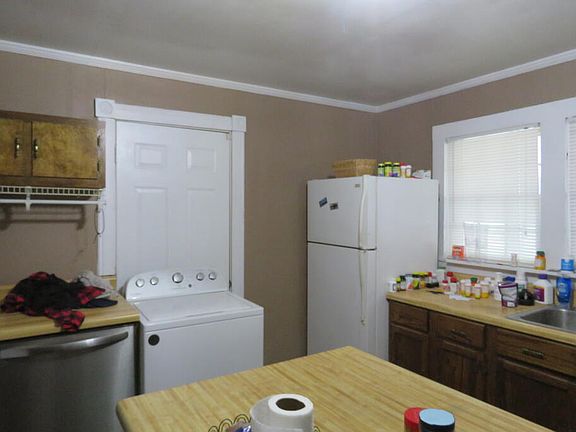 5th image of 352 N Spring St
