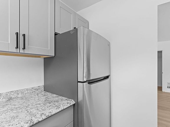 4th image of 4831-4841 E Burnside St #17