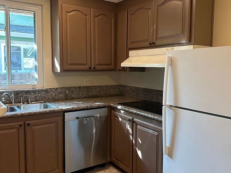 4690 Brookfield Dr — Photo 3