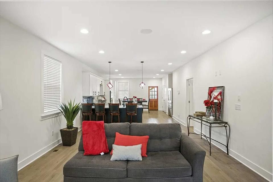 1st image of 510 19th Ave N