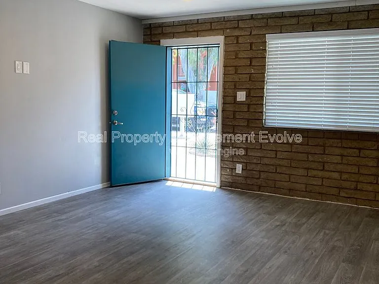 908 W 2nd St #6 — Photo 3