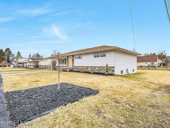 3rd image of 600 Center St