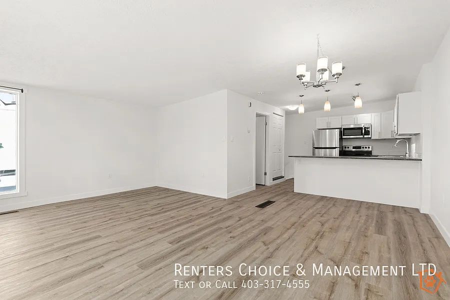 Renovated Dog + Cat Friendly Townhouse with Parking + AC — Photo 3