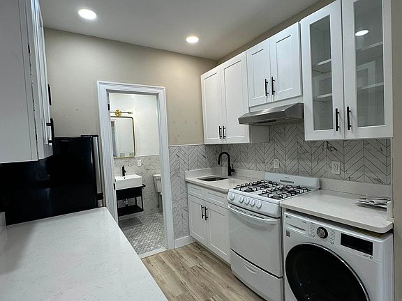 4th image of 407 W 39th St APT 5D