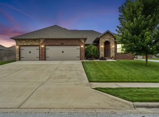 656 N Maplewood Hills Rd, Nixa, MO 65714