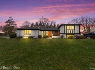 5251 Winchester Dr, Troy, MI
