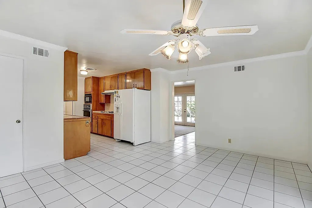 3 bed, 1596 sqft, $3,864 — Photo 2