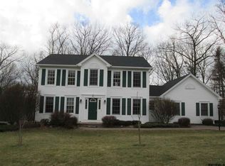 9 Pineview Ln, East Greenbush, NY 12061