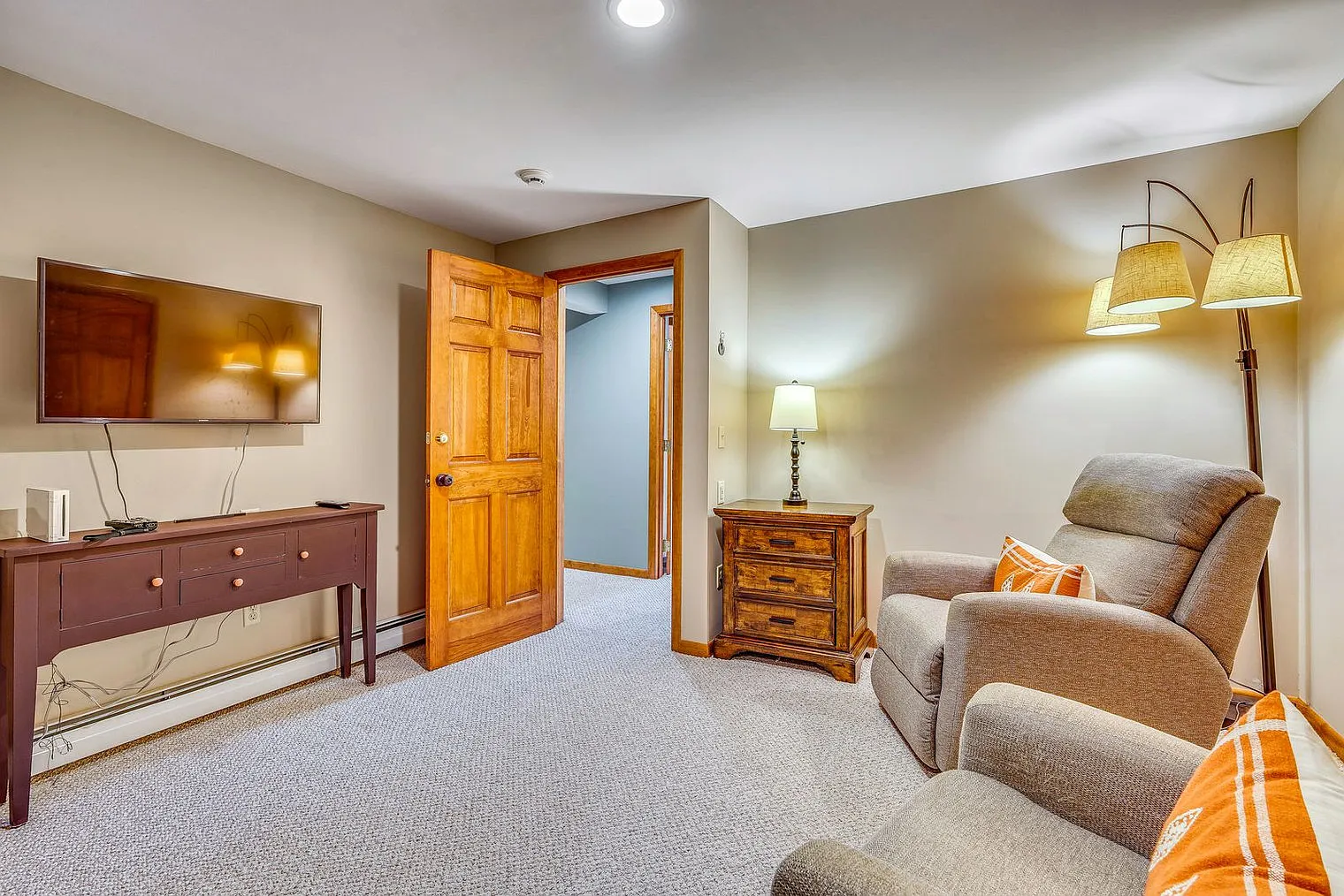 5 bed, 2.0 bath, 2669 sqft, $5,870 — Photo 3