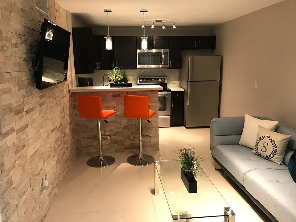1st image of 401 Sunset Dr APT 3