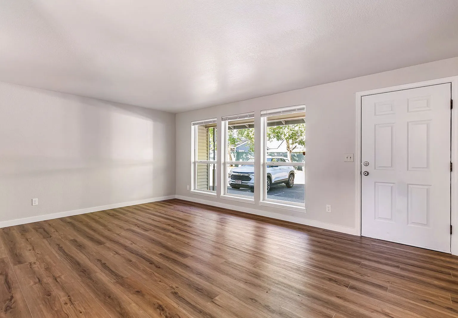 2 bed, 1.5 bath, 1120 sqft, $1,725 — Photo 2
