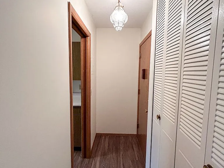 4401 Valley View Rd — Photo 10