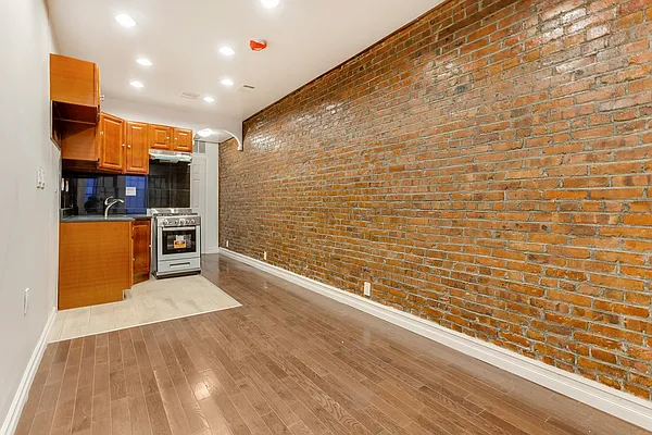 Rented by RES New York | media 24