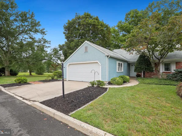 2 Stonybrook Ct, Medford, NJ 08055