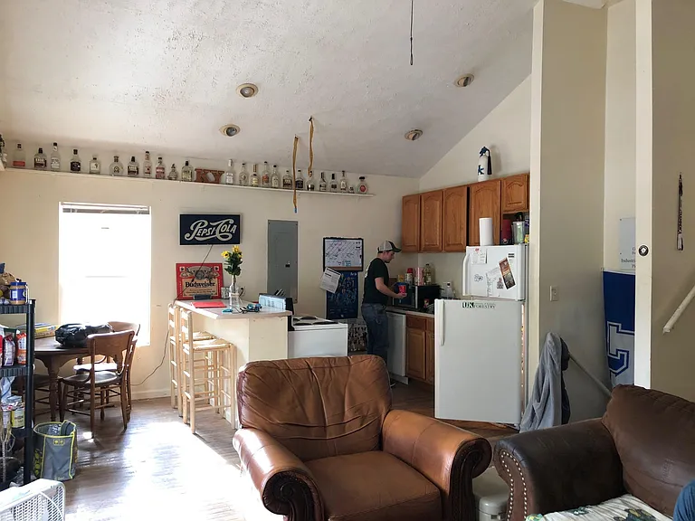 219 University Ave #B — Photo 2