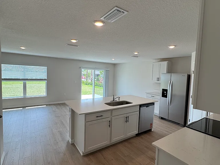 1106 Bourbon Ave — Photo 2