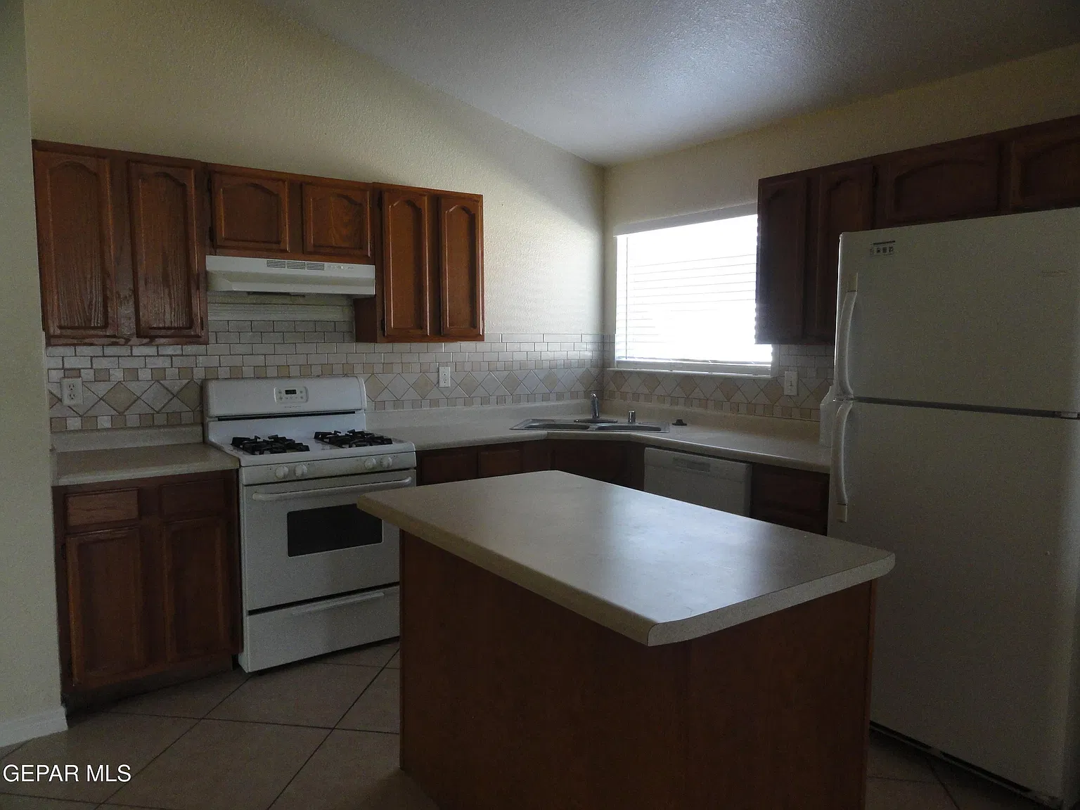 4 bed, 2.0 bath, 1546 sqft, $1,950 — Photo 2