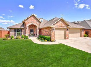 800 Lindsey Ln, Moore, OK 73160