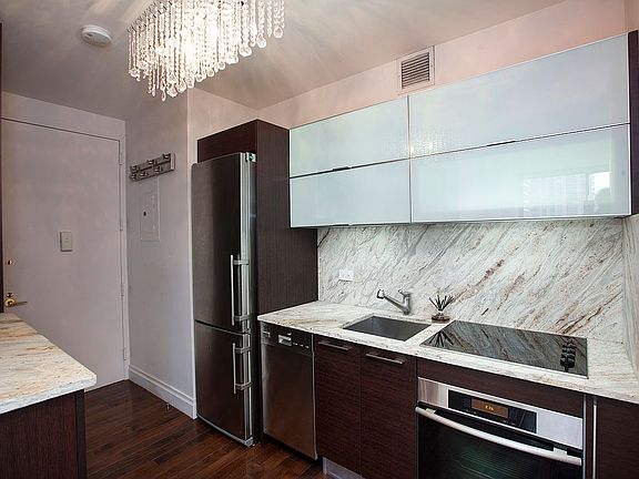 3rd image of 111 W 67th St APT 21N