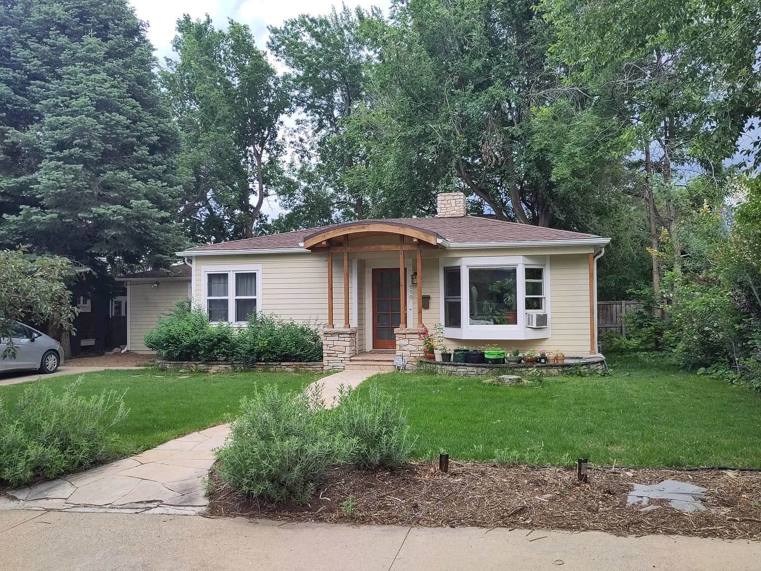 810 Hawthorn Ave — Photo 1